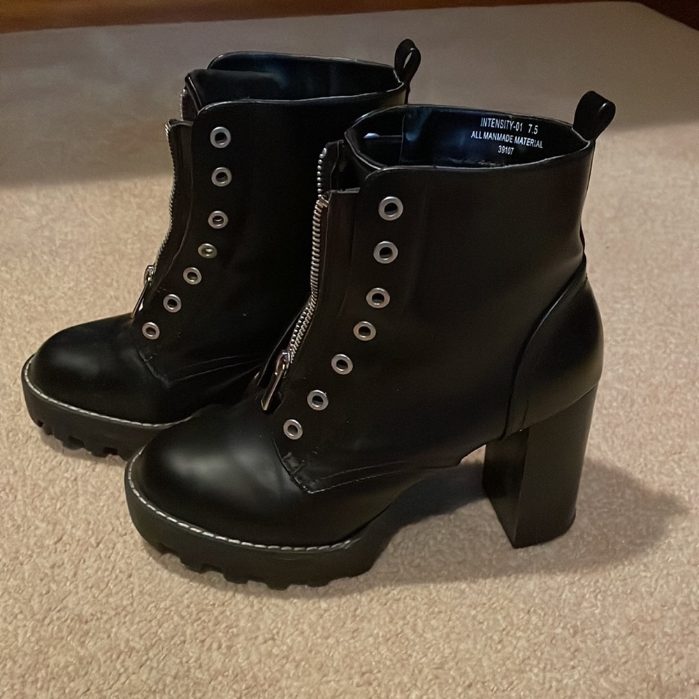 Moto boots with zippers